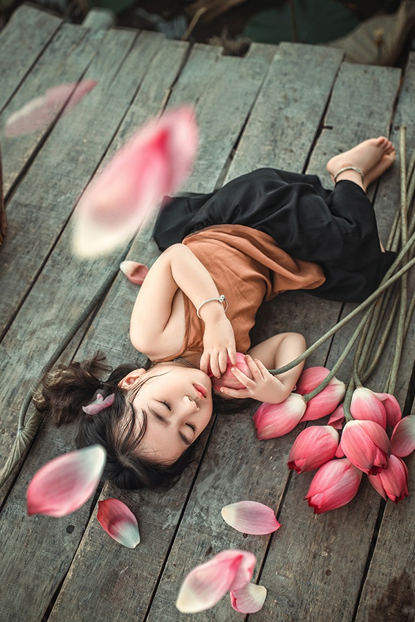 Người mẫu trong bộ ảnh là bé Nguyễn Ngọc Lâm Nhi, tên gọi ở nhà là San San.