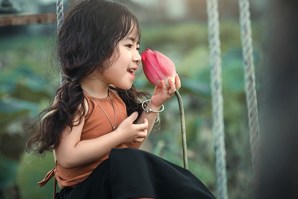 Bé gái 4 tuổi Hà Nội diễn cực đáng yêu bên hoa sen - 8