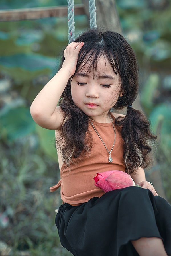 Lâm Nhi năm nay mới 4 tuổi nhưng đã ra dáng một người mẫu nhí.