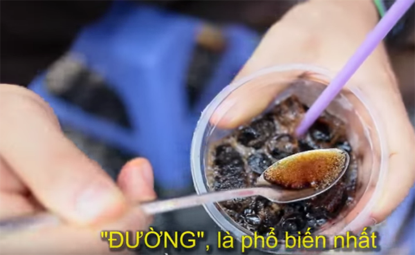 Chàng trai Mỹ sáng tác ca khúc thú vị về ẩm thực Sài Gòn - 3 Jeremy Ginsburg bắt gặp đường ở hầu hết các món ăn, đồ uống của anh khi ở Sài Gòn.