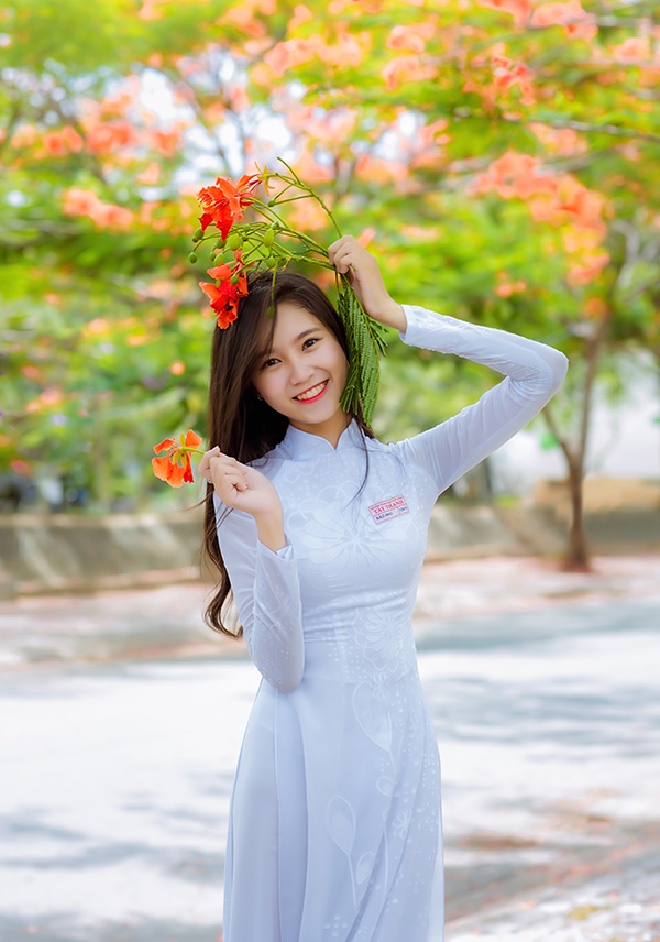 Nữ sinh lớp 12 Sài Gòn khoe sắc bên hoa phượng - 10