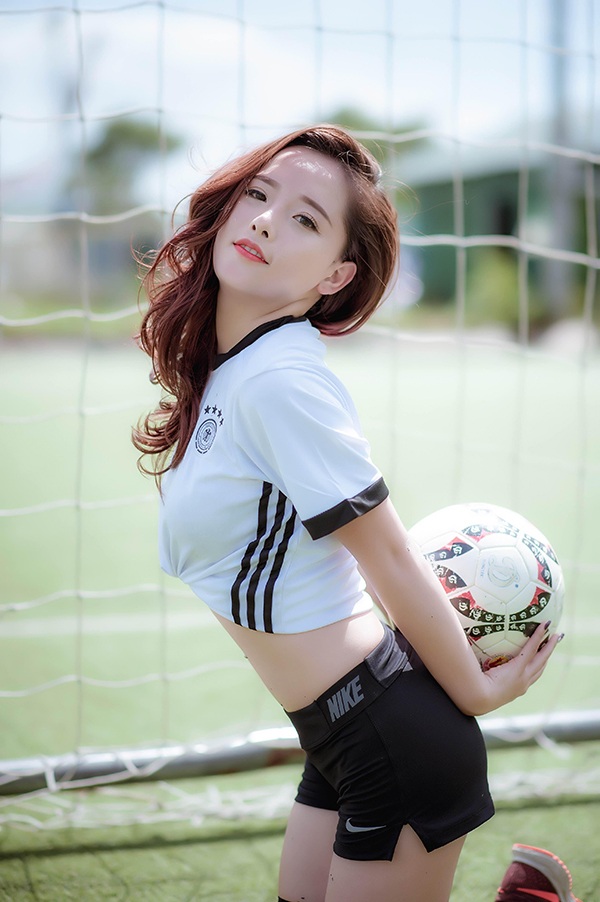Nữ cổ động viên nóng bỏng dự đoán Đức thắng Ba Lan 1-0 - 7 Hạnh từng tham gia đóng phim ngắn, đóng quảng cáo, sau đó cô ít tham gia các hoạt động nghệ thuật mà chỉ làm mẫu ảnh để thỏa mãn sở thích cá nhân.