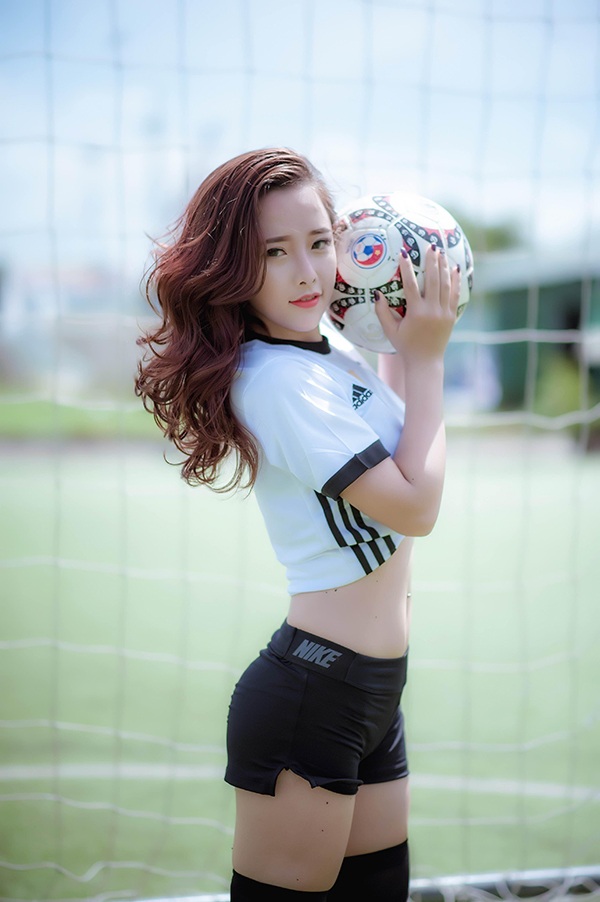 Nữ cổ động viên nóng bỏng dự đoán Đức thắng Ba Lan 1-0 - 10 Cô là cổ động viên của đội tuyển Đức trong mùa EURO 2016. Hạnh hi vọng tuyển Đức sẽ đi sâu vào vòng trong.