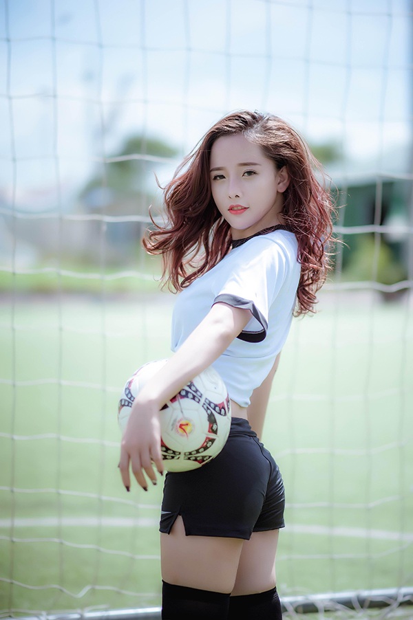 Nữ cổ động viên nóng bỏng dự đoán Đức thắng Ba Lan 1-0 - 9
Thân hình nóng bỏng của Hồng Hạnh