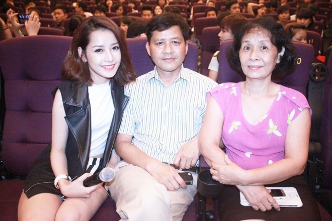 Loạt hình thân thiết bên bố của dàn hot girl Việt - 1 Loạt hình thân thiết bên bố của dàn hot girl Việt - 1