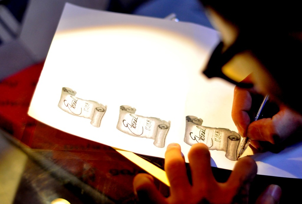 Hình xăm được vẽ trên giấy trước khi thực hiện trên da người.