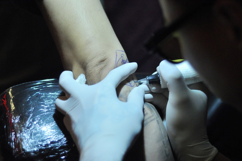 Sử dụng nhiều ngòi kim phun mực để vẽ trên da.