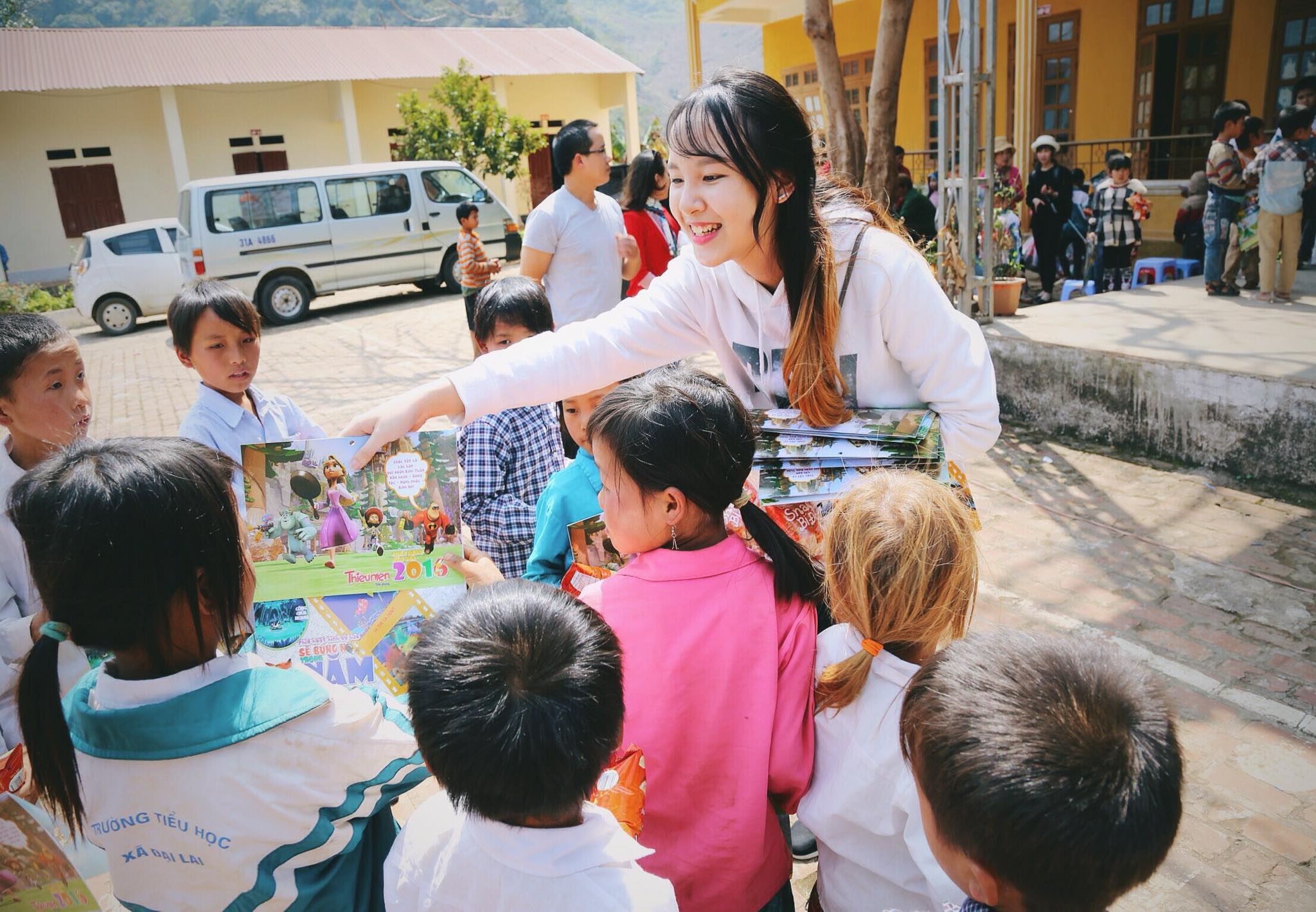 Miss Du học sinh Việt cùng nhau xây trường cho trẻ em nghèo - 1 Á Khôi Miss Du học sinh Lê Hương Thảo tặng quà cho trẻ em ở vùng cao Mộc Châu