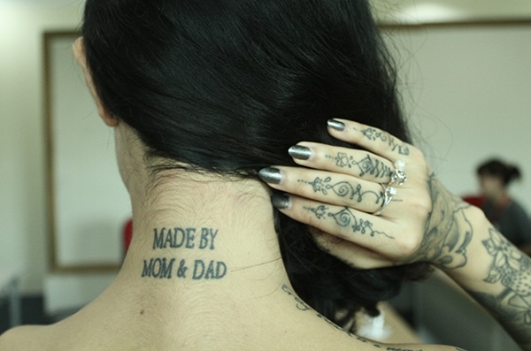 Hình xăm đầu tiên của Minh Thái là ở gáy, nơi cô ghi nhớ công ơn sinh thành dưỡng dục của cha mẹ