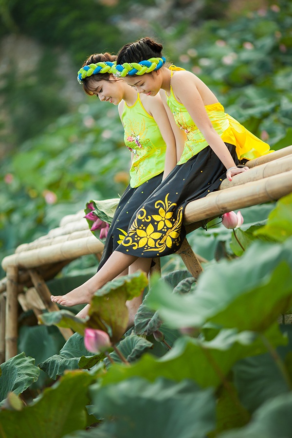 "Nhị Kiều" xinh xắn bên đầm hoa sen - 1 Chị gái là Hoài Thu sinh năm 1996 học trường ĐH Thủ đô Hà Nội, Khoa GD Mầm non.