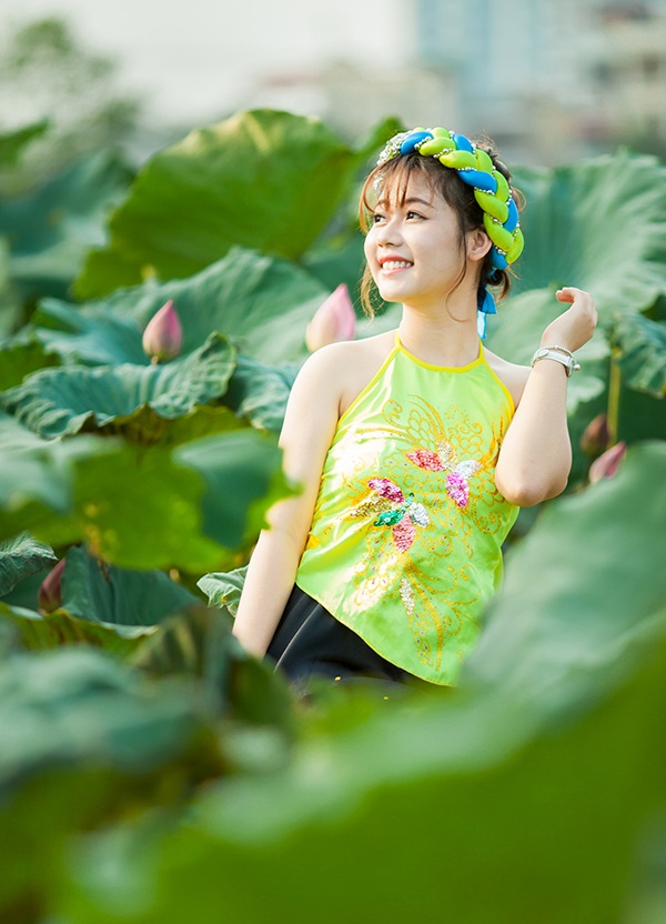 "Nhị Kiều" xinh xắn bên đầm hoa sen - 3
Chị gái Hoài Thu có sở thích là múa và hát.