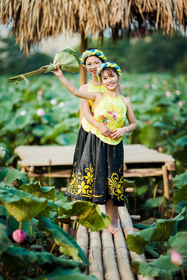 "Nhị Kiều" xinh xắn bên đầm hoa sen - 2 Còn em gái là Ánh Dương sinh năm 2004, hiện đang học trường THCS Phúc Lợi