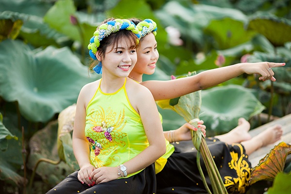 "Nhị Kiều" xinh xắn bên đầm hoa sen - 11 "Nhị Kiều" xinh xắn bên đầm hoa sen - 11