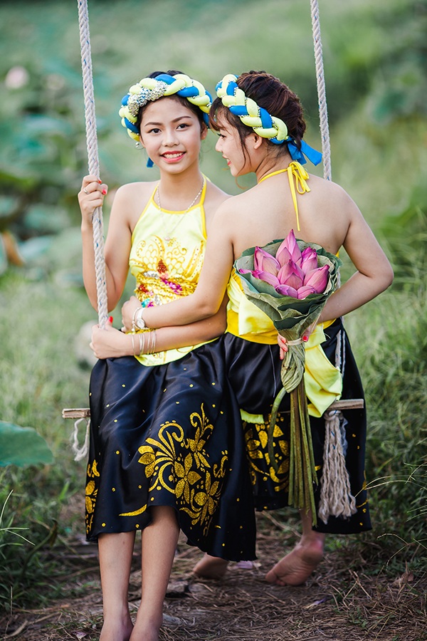 "Nhị Kiều" xinh xắn bên đầm hoa sen - 7 Điểm chung của hai chị em là hay thay đổi và dễ khóc.