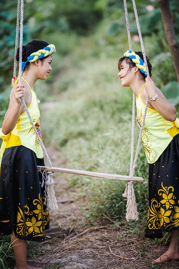 "Nhị Kiều" xinh xắn bên đầm hoa sen - 6 Hoài Thu chia sẻ rằng trong hai chị em, một người giống mẹ, một người giống bố.