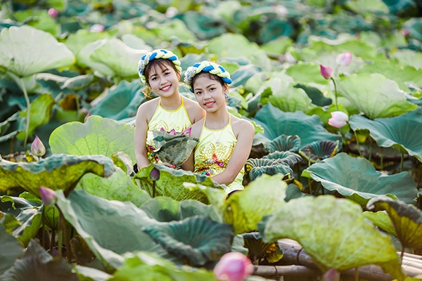 "Nhị Kiều" xinh xắn bên đầm hoa sen - 10 Hoài Thu cho biết: Bây giờ đang là mùa sen nên hai chị em em muốn lưu giữ những khoảnh khắc đẹp nhất của mình. Và đây là bộ ảnh đầu tiên mà hai chị em chụp chung nên rất là thích.