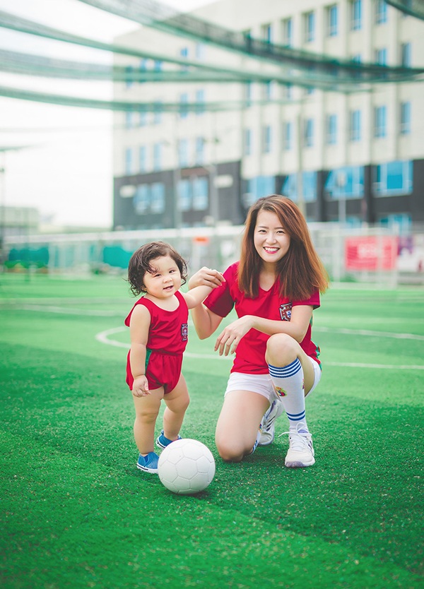 Mẫu nhí đáng yêu cổ vũ tuyển Bồ Đào Nha trước trận đấu với Ba Lan - 6 Trước đây, Mimi đã từng lên báo với vai trò người mẫu trong bộ ảnh bé gái nông dân Nam Bộ. Bộ ảnh ấy đã mang về cho Mimi một lượng người hâm mộ không nhỏ.