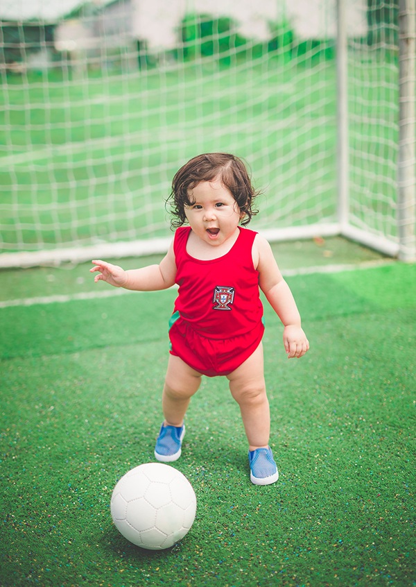 Mẫu nhí đáng yêu cổ vũ tuyển Bồ Đào Nha trước trận đấu với Ba Lan - 4 Mẹ Mimi cho biết, hai mẹ con sẽ cổ vũ cho tuyển Bồ Đào Nha chiến thắng trong trận đấu với Ba Lan sắp tới. Dự đoán rằng Bồ Đào Nha sẽ chiến thắng với tỉ số 2-1.