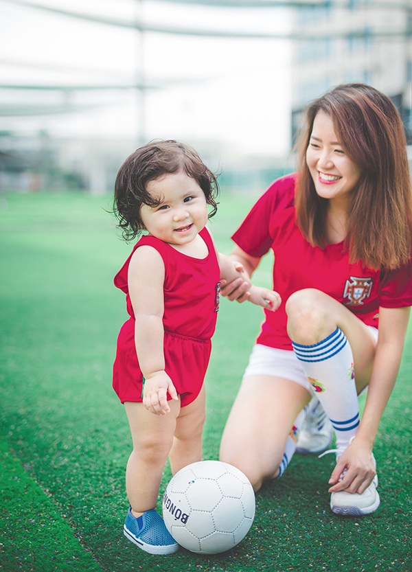 Mẫu nhí đáng yêu cổ vũ tuyển Bồ Đào Nha trước trận đấu với Ba Lan - 5 Nụ cười đáng yêu của bé Mimi. Bên cạnh cô bé là người mẹ nuôi, cũng là fan của tuyển Bồ Đào Nha