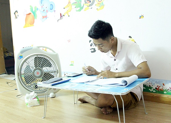 Cô giáo giúp đỡ trò nghèo ăn ở trong suốt kỳ thi - 1 Em Phùng Anh Tuấn tranh thủ ôn bài môn Toán trước ngày thi