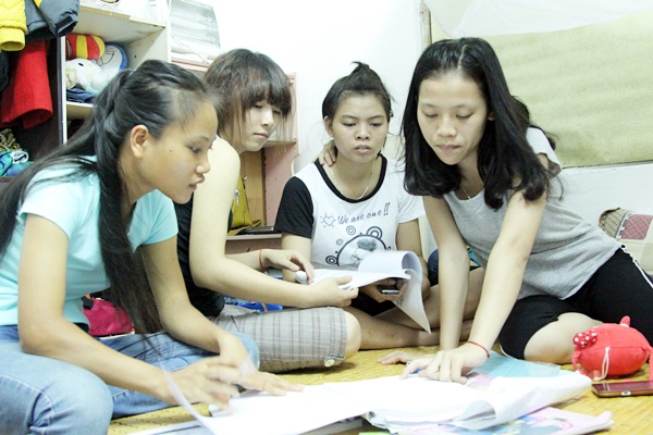 Cô giáo giúp đỡ trò nghèo ăn ở trong suốt kỳ thi - 6 Sau bữa cơm, các nữ sinh cùng nhau ôn bài.