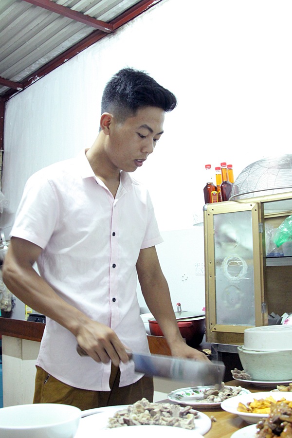 Cô giáo giúp đỡ trò nghèo ăn ở trong suốt kỳ thi - 3 Các em cùng nhau nấu cơm