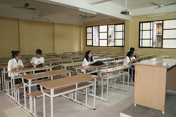 7h30, phòng thi vẫn còn vắng vẻ. Thí sinh đến muộn do mưa to.