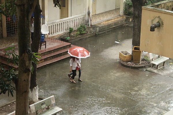 Mưa to trên sân trường khiến các thí sinh chật vật