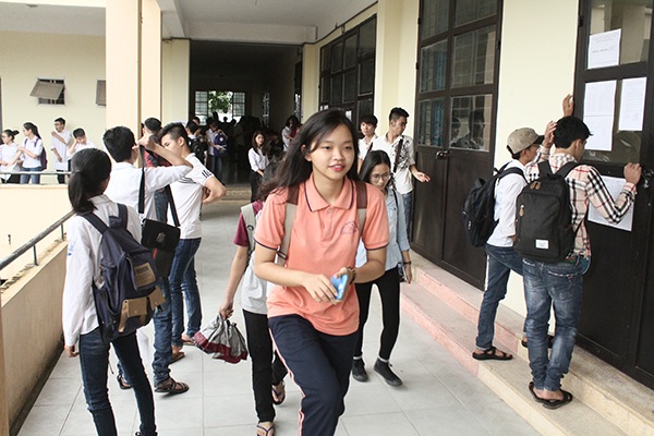 Gần 8h, thí sinh mới đến đông đủ