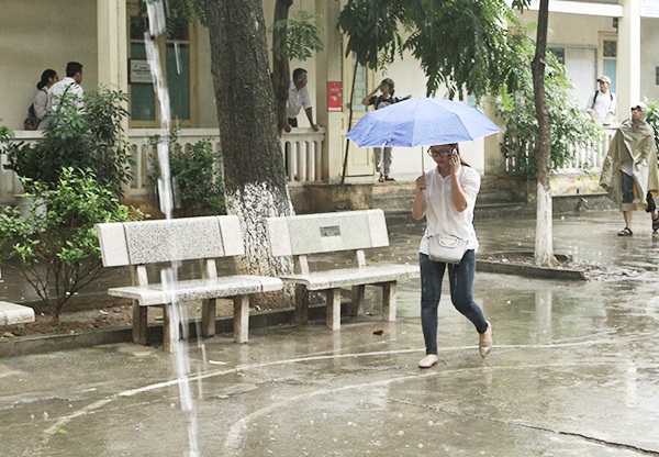 Cơn mưa nặng hạt sáng 30/6 gây trở ngại cho thí sinh tới nhận phòng thi.