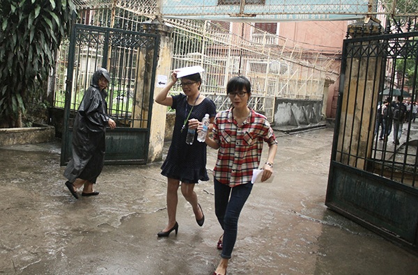 Nhiều thí sinh để đầu trần chạy mưa.