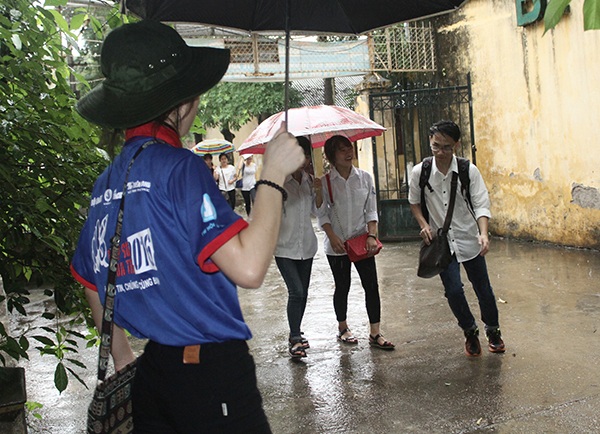 Hối hả tới phòng thi.