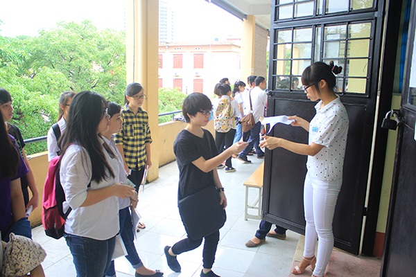 Đúng 8h, các giám thị điểm danh thí sinh tại phòng thi.