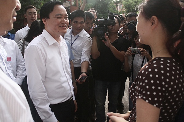 Bộ trưởng trò chuyện với một số phụ huynh khác.