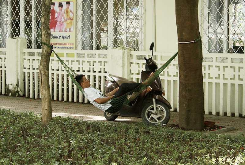 Một phụ huynh còn chuẩn bị cả võng