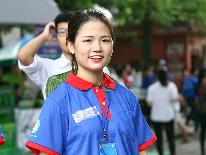 Quyết tâm hoàn thành tốt nhiệm vụ tiếp sức mùa thi được thể hiện qua nụ cười của các bạn sinh viên.