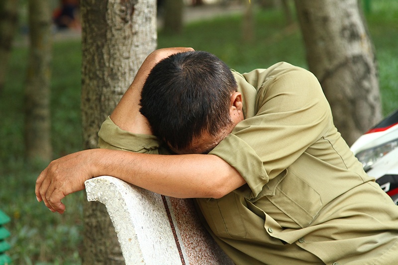 Dáng ngủ vất vả của một phụ huynh