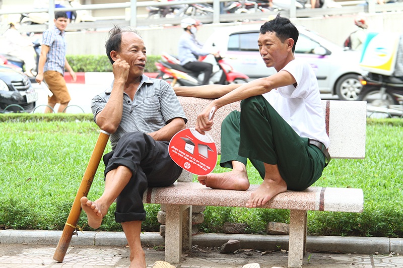 Người khác lại mang theo điếu cày...