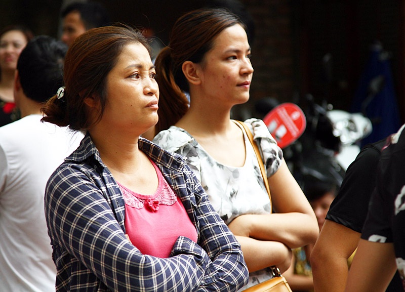 Số khác không ngừng lo lắng ngóng thí sinh ra khỏi phòng thi