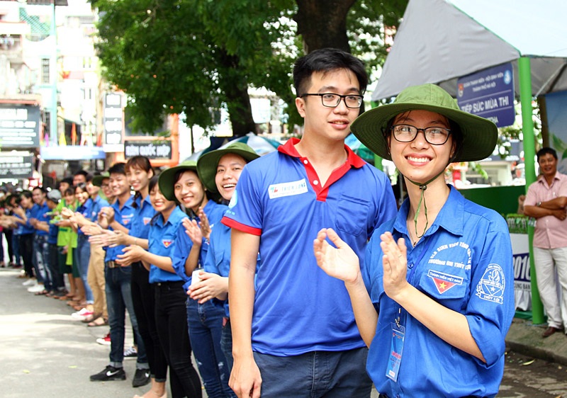 Nụ cười chào đón thí sinh