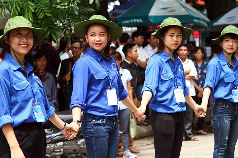 Nụ cười áo xanh tình nguyện xua tan mệt nhọc mùa thi cử - 10