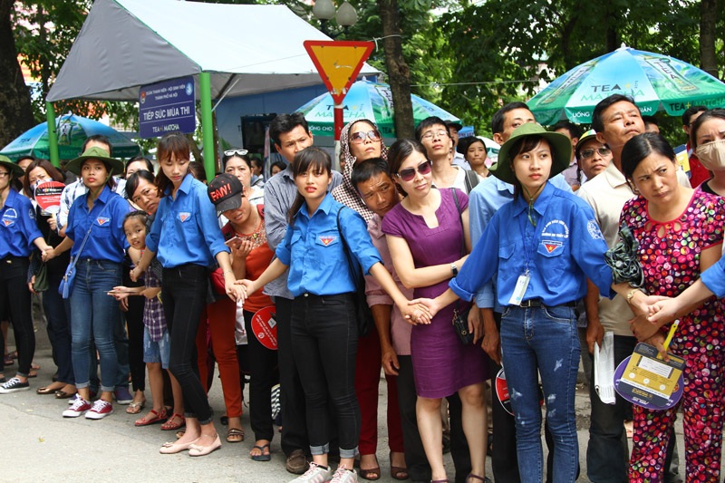 Nghiêm túc lập hàng rào điều tiếp giao thông trước cổng trường thi.