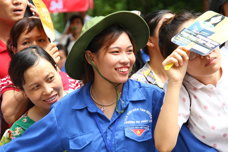 Làm việc vất vả nhưng các bạn sinh viên tình nguyện vẫn luôn giữ tinh thần lạc quan, thái độ thân thiện
