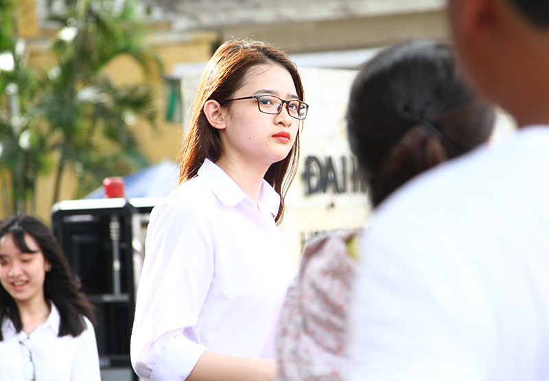 Thí sinh xinh đẹp "hút" chú ý trước cổng trường thi - 11