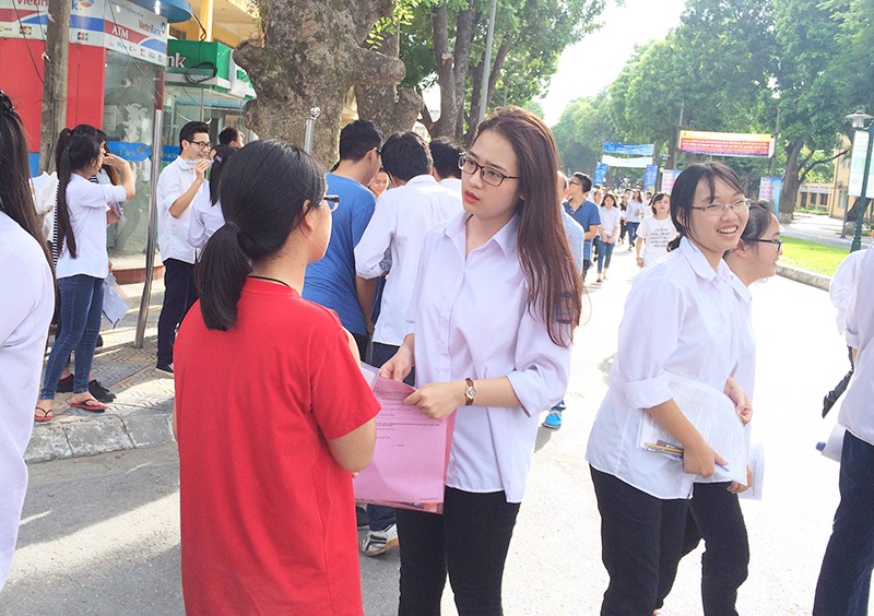 Nữ sinh xinh xắn trò chuyện cùng một người bạn sau giờ làm bài thi môn Tiếng Anh.