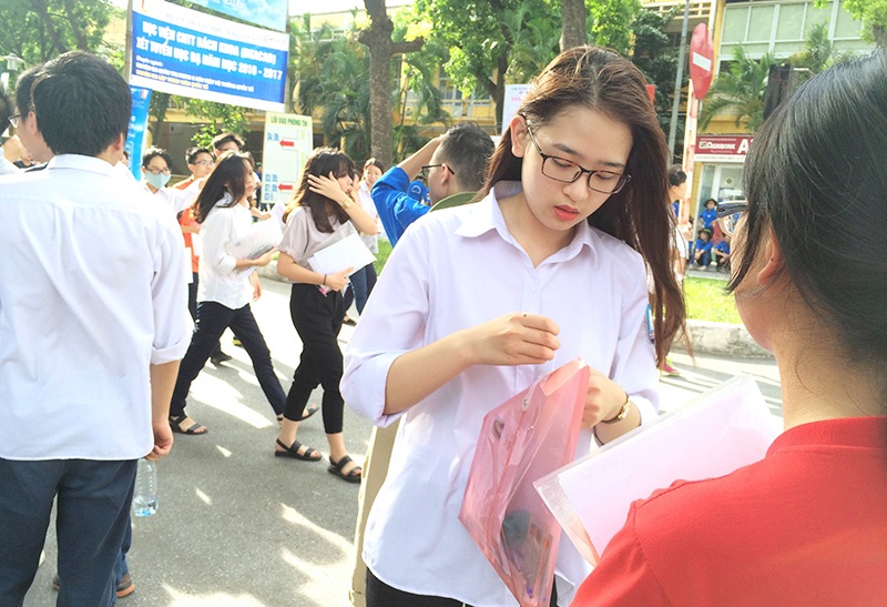 Cô có vẻ lo lắng với kết quả bài thi.