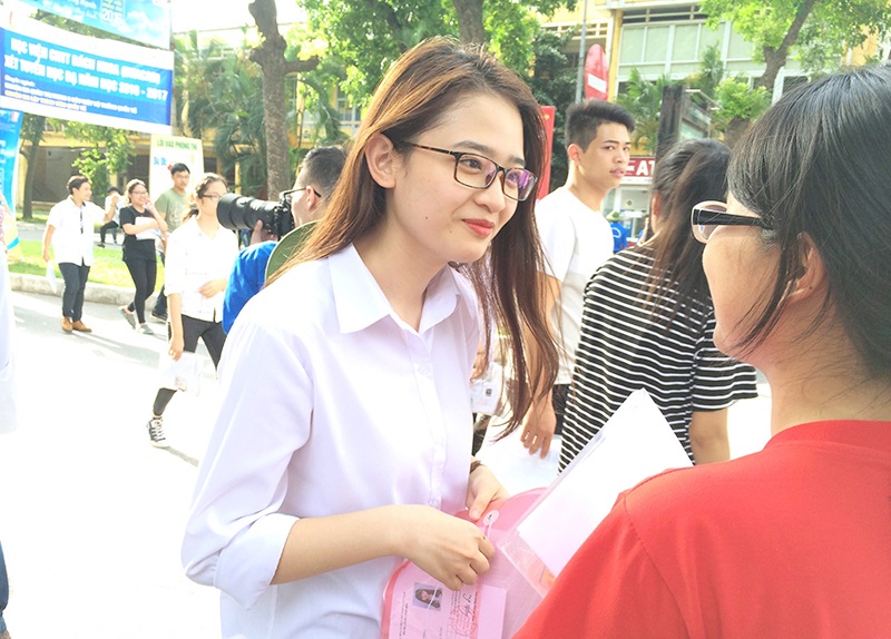 Khánh Huyền được bạn động viên nên cô đã nở nụ cười sau một ngày thi căng thẳng.