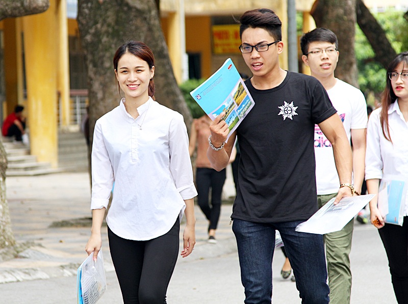 Nét xinh tươi, trong sáng của nữ sinh trong kỳ thi THPTQG - 1 Tại điểm thi Đại học Bách khoa Hà Nội, thí sinh Đồng Thị Thúy – THPT Đông Kinh rạng rỡ vì làm bài tốt.