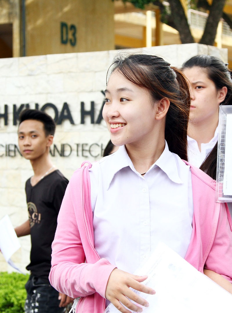 Nét xinh tươi, trong sáng của nữ sinh trong kỳ thi THPTQG - 4 Kì thi năm nay diễn ra trong điều kiện thời tiết không quá nóng bức, nên các sĩ tử đều có tâm trạng thoải mái, vui vẻ.