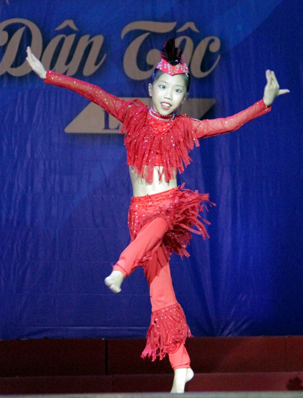 Chung kết Tài năng Múa dân gian và dân tộc - 9 Thí sinh 11 tuổi Quỳnh Phương thể hiện những bước nhảy điêu luyện, khả năng uốn dẻo đáng nể trong tiết mục Tiếng gọi nơi hoang dã